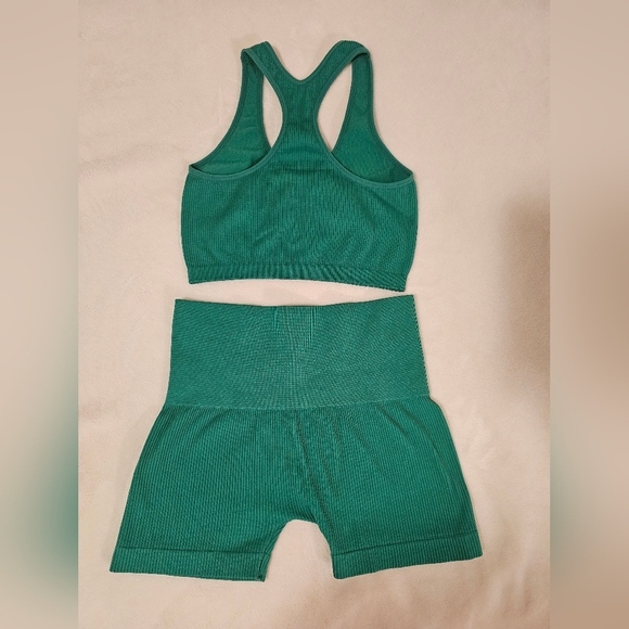 Green Suzette Collection Active Wear - Picture 2 of 2